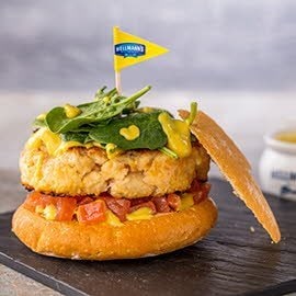 Hamburguesa de pollo macerada con sweet chili y tomate especiado