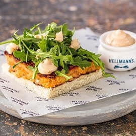 Hamburguesa de salmón marinado, rúcula y alioli de membrillo Hamburguesa de salmón marinado, rúcula y alioli de membrillo
