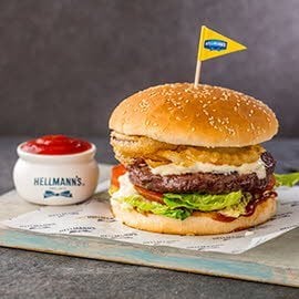 Hamburguesa de ternera fundida de quesos, salsa barbacoa y cebolla Hamburguesa de ternera fundida de quesos, salsa barbacoa y cebolla