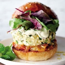 Hamburguesa vegetariana de tofu y calabacín con mayonesa de mostaza Hamburguesa vegetariana de tofu y calabacín con mayonesa de mostaza