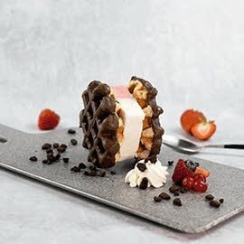 Helado de nata-fresa con gofre de chocolate