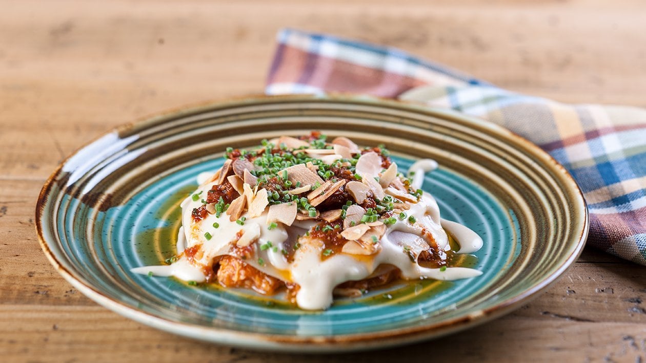 Lasaña de pollo guisado con crema de bechamel y vinagreta de tomate – - Receta - UFS