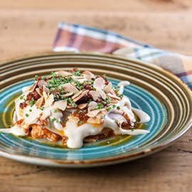 Lasaña de pollo guisado con crema de bechamel y vinagreta de tomate Lasaña de pollo guisado con crema de bechamel y vinagreta de tomate
