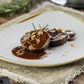 Lengua de ternera con salsa demiglace escabechada y miel Lengua de ternera con salsa demiglace escabechada y miel