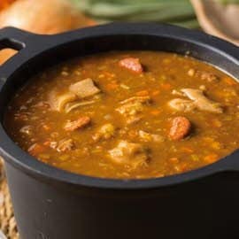 Lentejas estofadas con chorizo, oreja y manitas de cerdo Lentejas estofadas con chorizo, oreja y manitas de cerdo