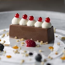 Lingote de chocolate al amareto, frutos rojos y almendra Lingote de chocolate al amareto, frutos rojos y almendra