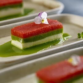 Lingote de queso y tomate con coulis de guisantes frescos