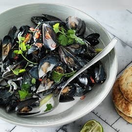 Mejillones en caldo de coco con pan roti canai Mejillones en caldo de coco con pan roti canai