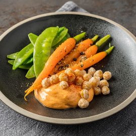 Menestra castellana con garbanzos fritos y espuma de pimentón Menestra castellana con garbanzos fritos y espuma de pimentón