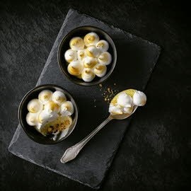 Merengue de limón servido en tarro Merengue de limón servido en tarro