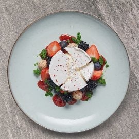 Merengue deconstruido con helado de queso manchego y frutos rojos Merengue deconstruido con helado de queso manchego y frutos rojos