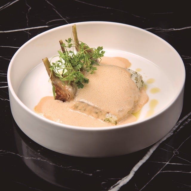 Merluza cocinada a baja temperatura con espuma de marisco y alcachofas Merluza cocinada a baja temperatura con espuma de marisco y alcachofas