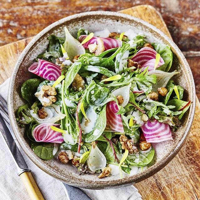 Mézclum y remolacha con salsa sabor yogur