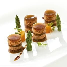 Milhoja de ropa vieja y gelatina de ternera con espárragos y calabaza