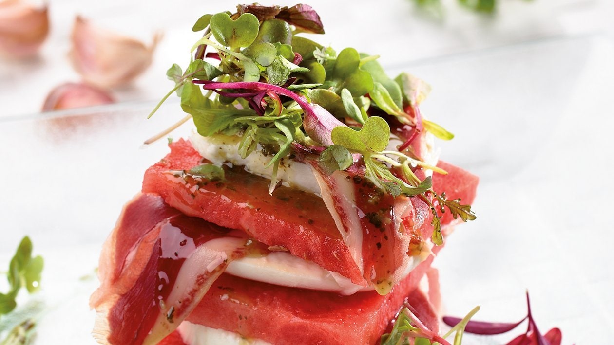 Milhojas de sandía con mozzarella e ibérico, vinagreta y albahaca – - Receta - UFS