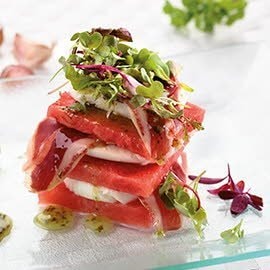 Milhojas de sandía con mozzarella e ibérico, vinagreta y albahaca Milhojas de sandía con mozzarella e ibérico, vinagreta y albahaca