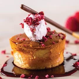 Mini cheesecake con frutos del bosque y quenelle de frambuesa Mini cheesecake con frutos del bosque y quenelle de frambuesa