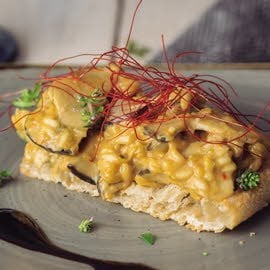 Montadito de risotto de ceps con hilos de chili y pan de cristal