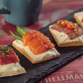 Montaditos de queso con salmón, gamba, mojama y bresaola