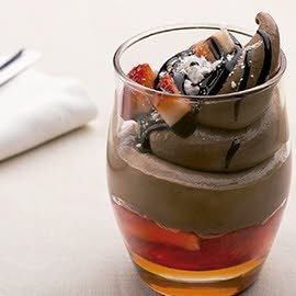 Mousse de chocolate con reducción de balsámico y fresas Mousse de chocolate con reducción de balsámico y fresas
