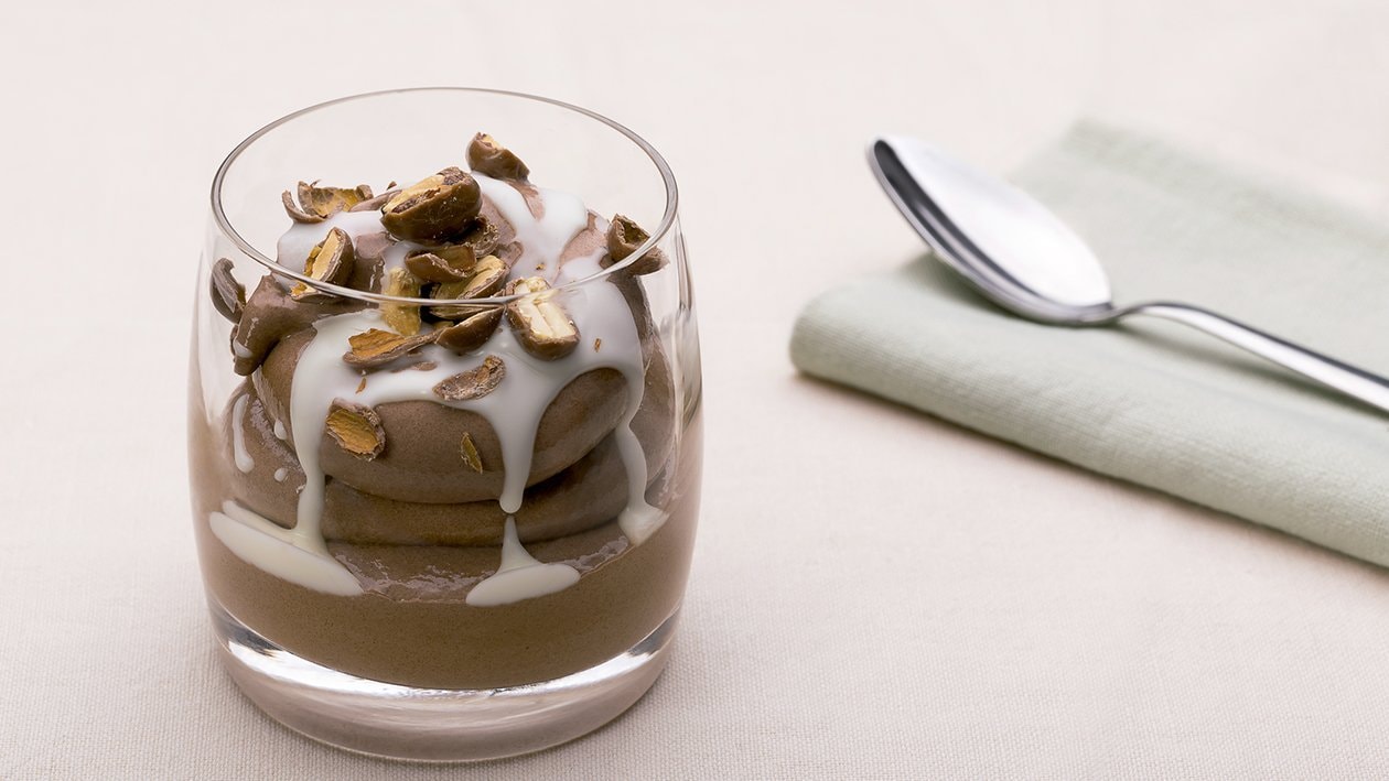 Mousse de chocolate con salsa de chocolate blanco y cacahuetes – - Receta - UFS