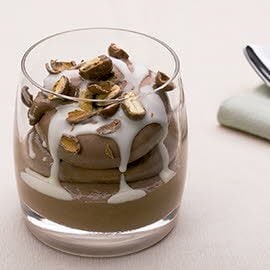 Mousse de chocolate con salsa de chocolate blanco y cacahuetes Mousse de chocolate con salsa de chocolate blanco y cacahuetes