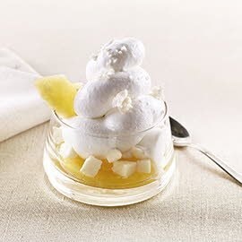 Mousse de coco con piña en almíbar y coco confitado Mousse de coco con piña en almíbar y coco confitado