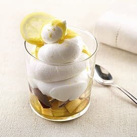 Mousse de limón con ciruelas y limoncello Mousse de limón con ciruelas y limoncello