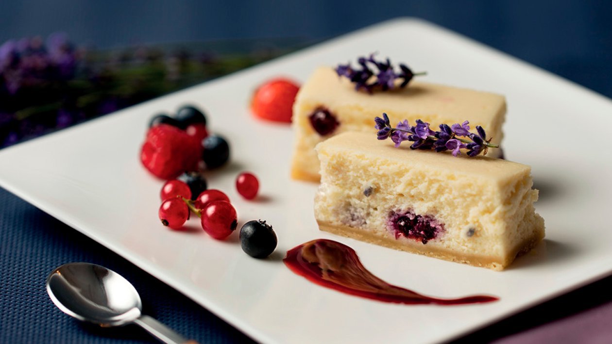 New York Cheesecake de lavanda y arándanos con salsa de frutos rojos – - Receta - UFS New York Cheesecake de lavanda y arándanos con salsa de frutos rojos – - Receta - UFS