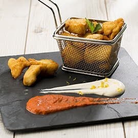 Nuggets de pollo y "dipeo" de crema agria con mayonesa de piquillo Nuggets de pollo y "dipeo" de crema agria con mayonesa de piquillo