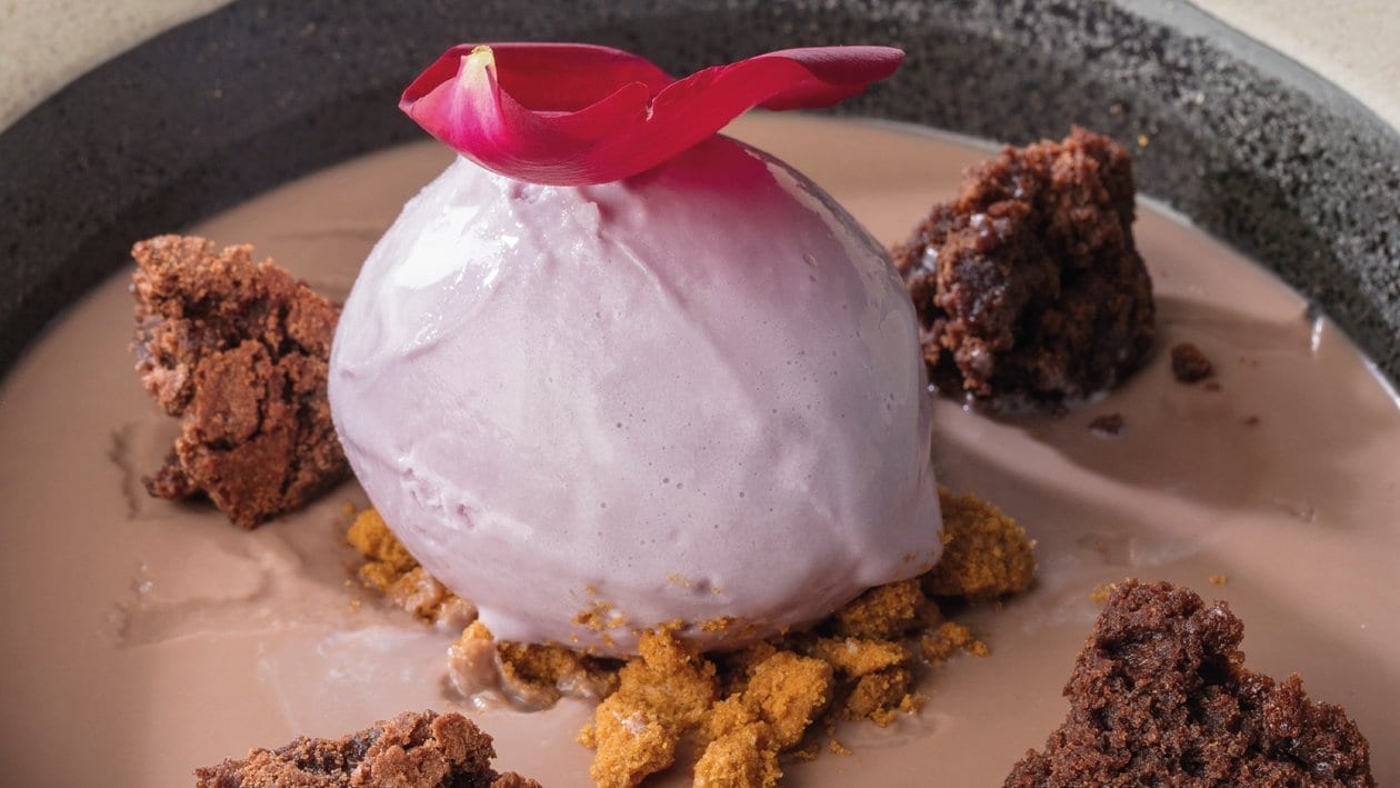 Panna cotta, brownie con helado de violetas y salsa de chocolate – – Receta UFS