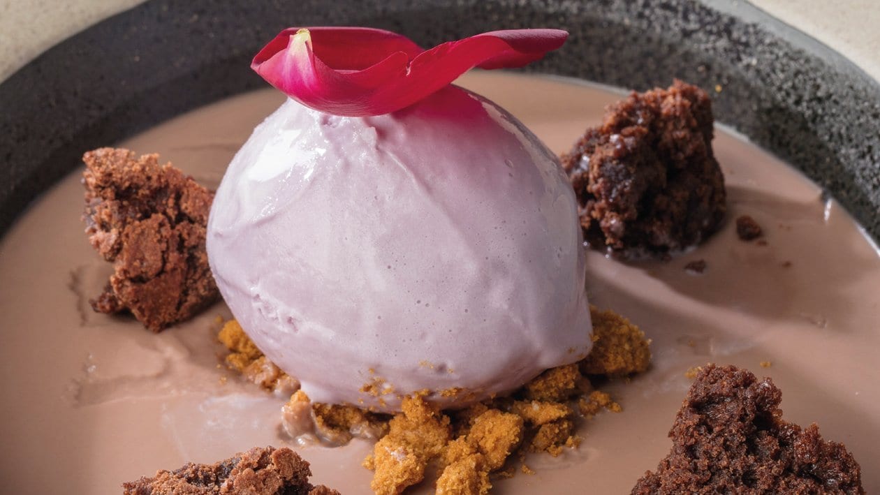 Panna cotta, brownie con helado de violetas y salsa de chocolate – - Receta - UFS