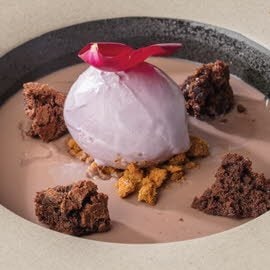 Panna cotta, brownie con helado de violetas y salsa de chocolate Panna cotta, brownie con helado de violetas y salsa de chocolate
