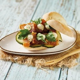 Panecillo crujiente con torrezno, pepino y mayonesa de cilantro Panecillo crujiente con torrezno, pepino y mayonesa de cilantro