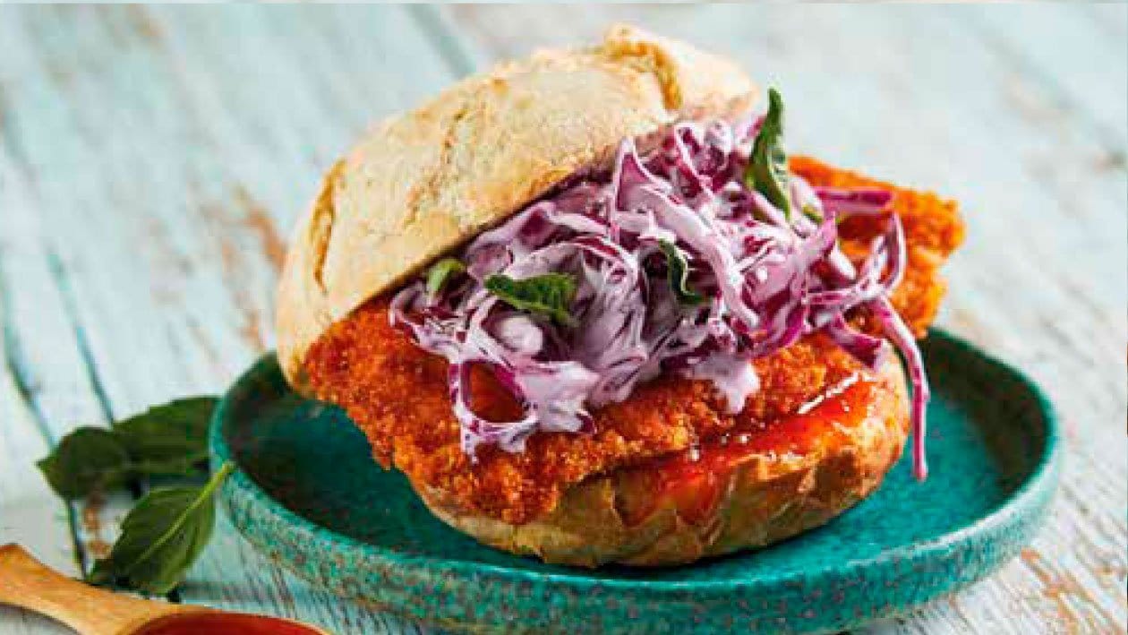 Panecillo de pollo crujiente con ensalada de col lombarda – - Receta - UFS