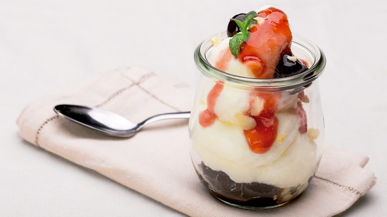 Panna cotta con leche de almendra, guindas y menta – - Receta - UFS