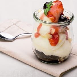 Panna cotta con leche de almendra, guindas y menta Panna cotta con leche de almendra, guindas y menta