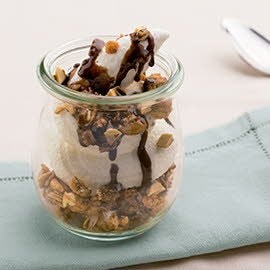 Panna cotta con yogur de avena, almendras garrapiñadas y sirope Panna cotta con yogur de avena, almendras garrapiñadas y sirope