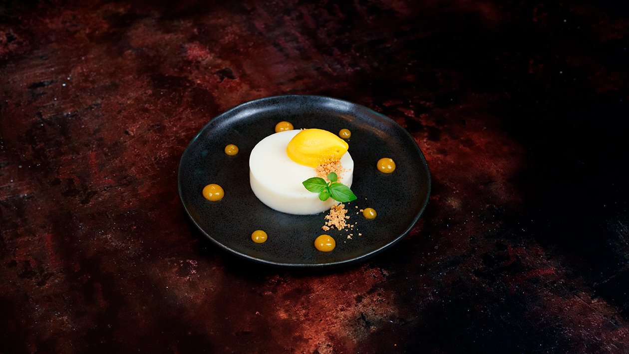 Panna cotta cítrica con puré de orejones y fruta de la pasión – - Receta - UFS