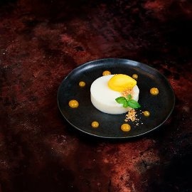Panna cotta cítrica con puré de orejones y fruta de la pasión Panna cotta cítrica con puré de orejones y fruta de la pasión