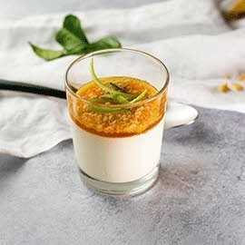 Panna cotta de especias con salsa de naranja