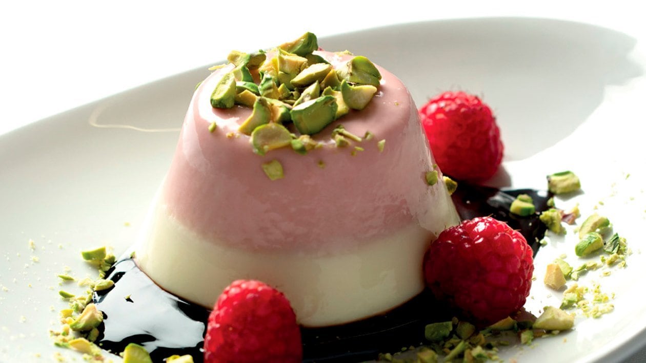 Panna cotta de frambuesa con espejo de chocolate y pistachos – - Receta - UFS