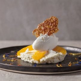 Panna cotta de lima kaffir, helado de coco y naranja