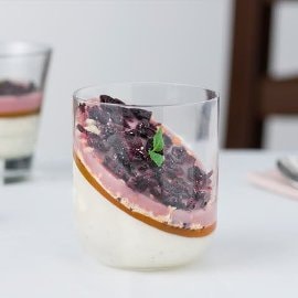 Panna cotta de manzana y habas tonka con jalea de melocotón Panna cotta de manzana y habas tonka con jalea de melocotón