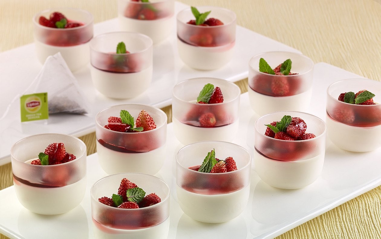 Panna cotta de té verde, con fresitas y menta – - Receta - UFS