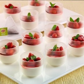 Panna cotta de té verde, con fresitas y menta Panna cotta de té verde, con fresitas y menta