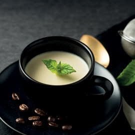 Panna cotta de té verde con menta y café