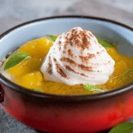 Pannacotta de vainilla con espuma de yuzu y guiso de mango encurtido Pannacotta de vainilla con espuma de yuzu y guiso de mango encurtido