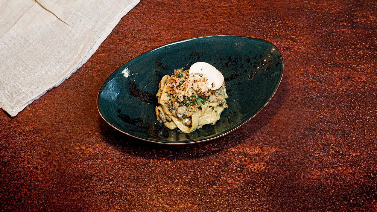 Pasta salteada con setas, ajo y perejil y fondo oscuro de ternera – - Receta - UFS Pasta salteada con setas, ajo y perejil y fondo oscuro de ternera – - Receta - UFS