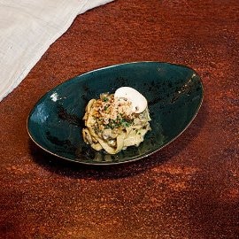 Pasta salteada con setas, ajo y perejil y fondo oscuro de ternera Pasta salteada con setas, ajo y perejil y fondo oscuro de ternera